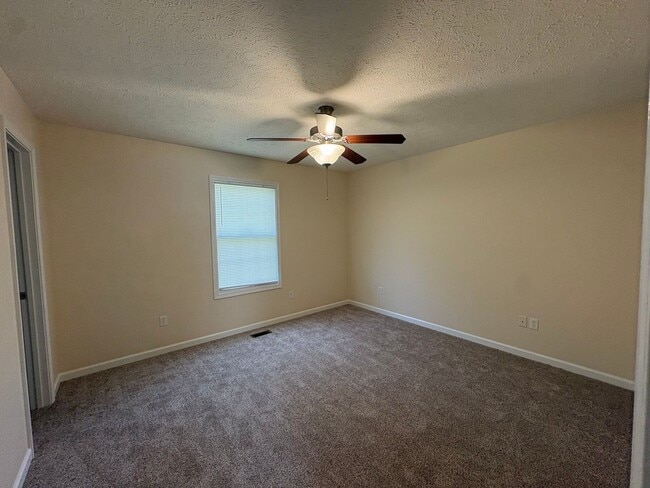 Building Photo - Charming 3 Bedroom Home with Large Yard