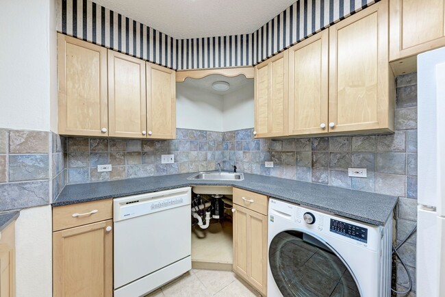 Building Photo - SHADOW HILL 101 brand new washer and dryer