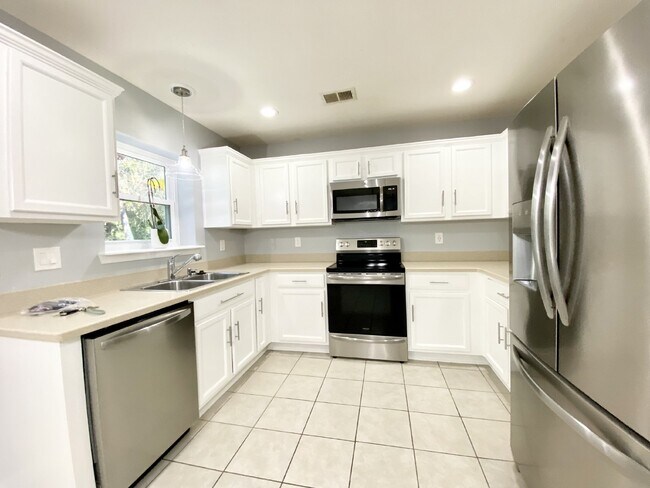 Building Photo - Four Bedroom Home Available in Edgefield!