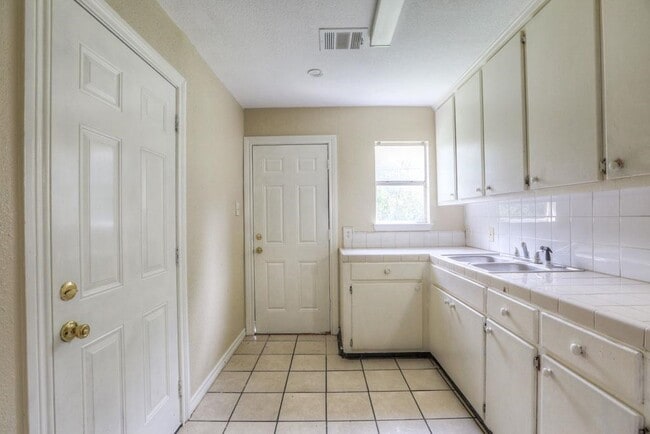 Building Photo - 9421 Sierra Dr