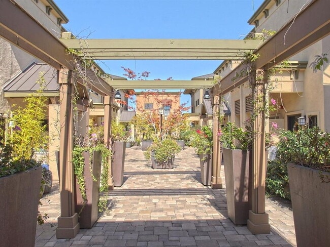 Building Photo - "Chic 1-Bedroom Retreat in Palo Alto with ...
