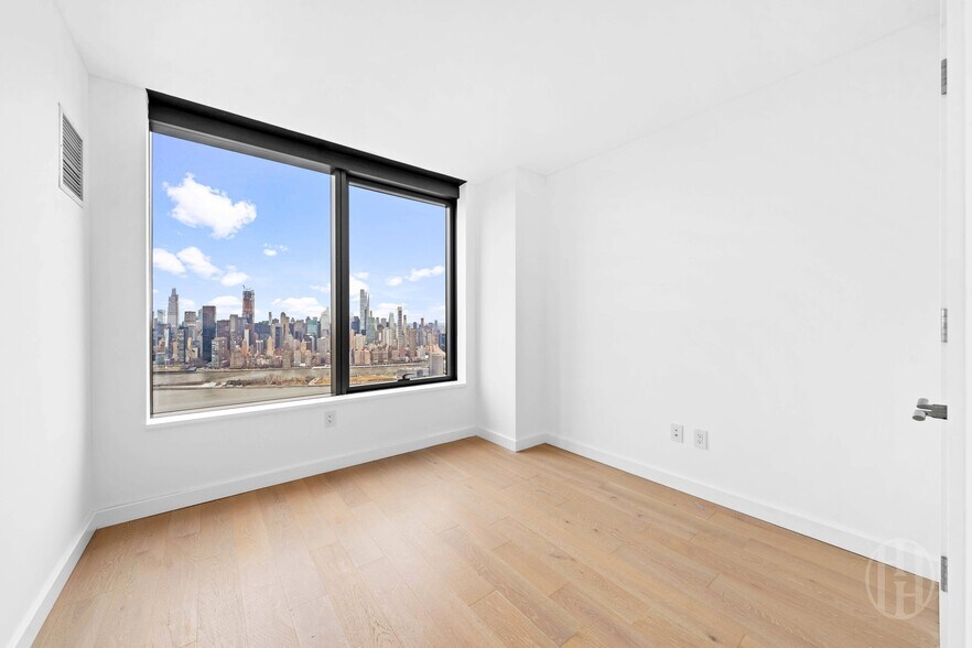 Building Photo - 3 Ct Square W