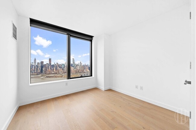 Building Photo - 3 Ct Square W