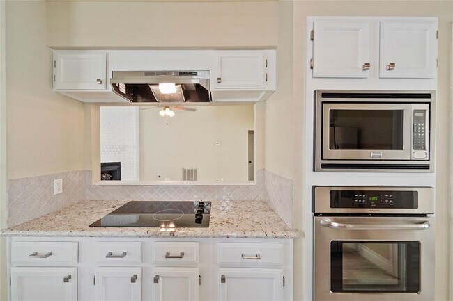 Building Photo - 2911 Parkwood Manor Dr