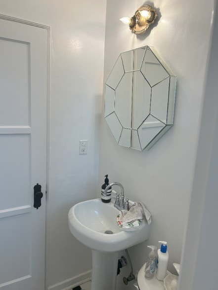 Building Photo - 5924 W 2nd St