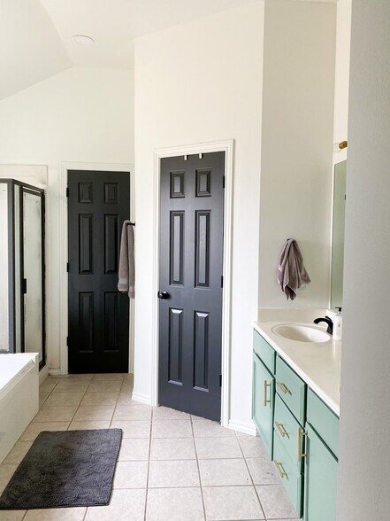 Primary bathroom - 4803 Brompton Ln
