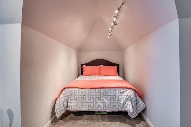 Building Photo - Amazing- Transitional Style Home with Custom Finishes w/ Community Pool- Gated- Edmond Schools