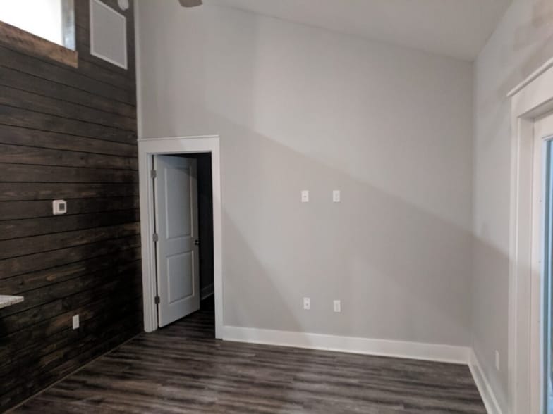 Building Photo - 1657 Mayhew St