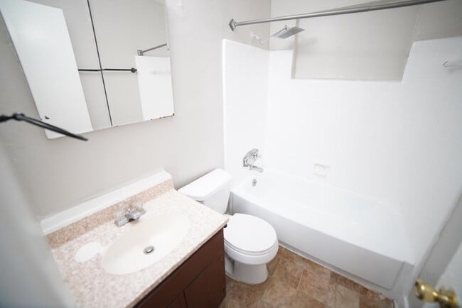 Building Photo - 318 Meadowbrook Ln