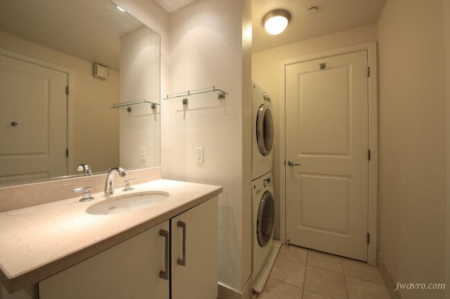 Building Photo - 329 Bay St