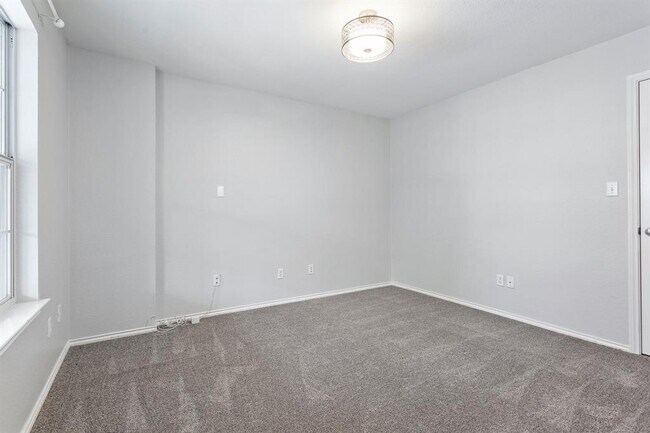 Building Photo - 1720 Briarton Ln S