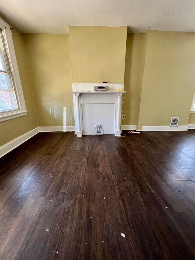 Building Photo - Stunning 3-Bedroom Townhome in Carroll Park! Available NOW!