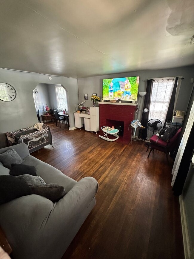 Building Photo - 5 bed 2 bath house with huge backyard