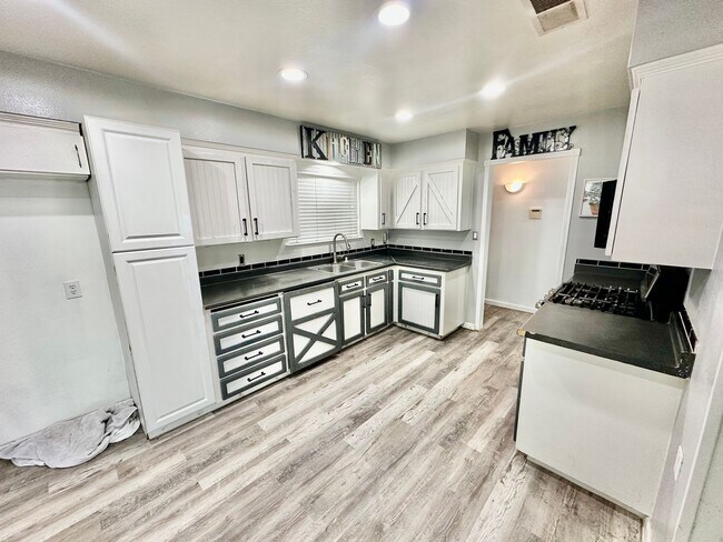 Building Photo - Charming Northwest Fresno 3/2