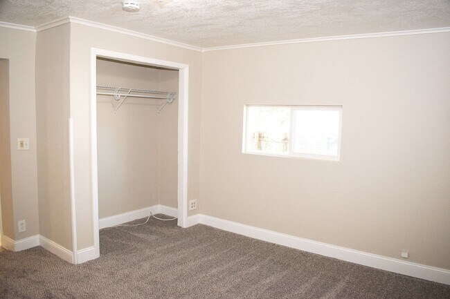 Building Photo - Cozy 1 Bedroom with 2 stall garage