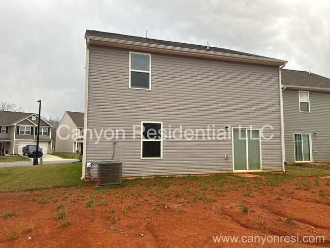 Building Photo - A beautiful home with 3 bedrooms