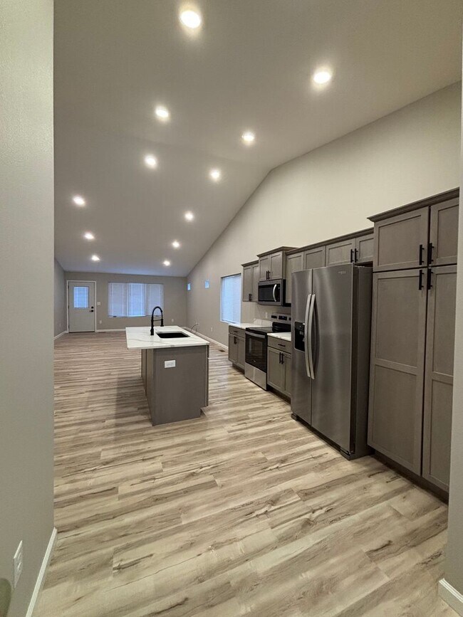 Building Photo - 2532/2528 Landmark Drive