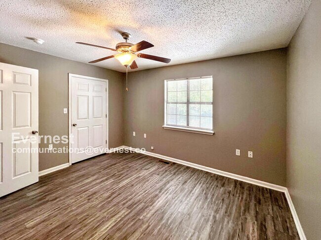 Building Photo - 1800 Labette Manor Dr