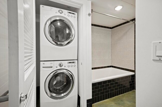 Building Photo - 4111 W Sunset Blvd