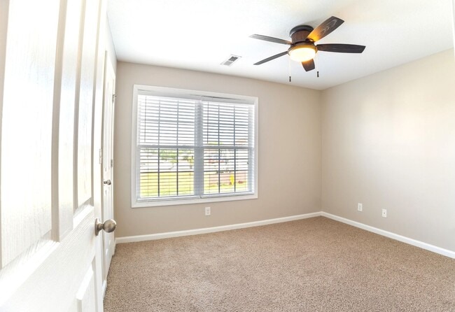 Building Photo - 3 Bedroom 2.5 Bath home in well established neighborhood!