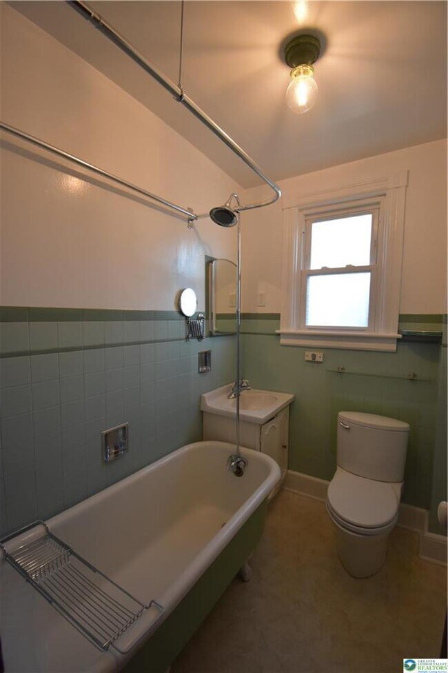 Building Photo - 204 N 9th St