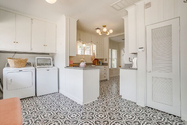 Building Photo - Beautifully Updated 3 Bedroom Home in the Heart of TCU