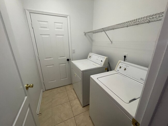 Building Photo - 3 Bedroom/2 Bathroom SFH in Lake Griffen E...