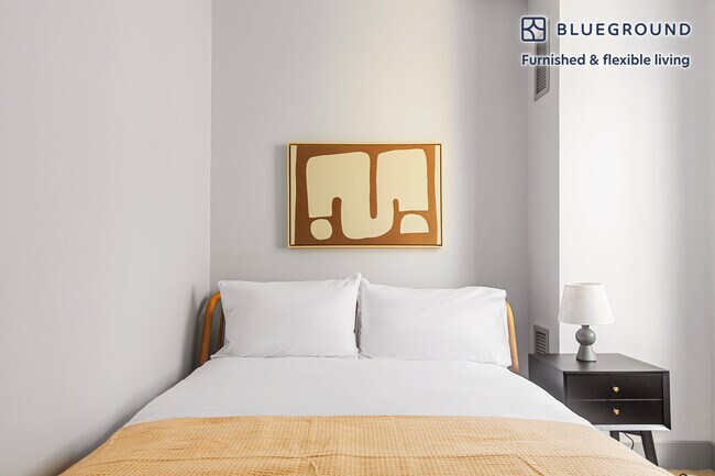 Building Photo - 161 W 54th St