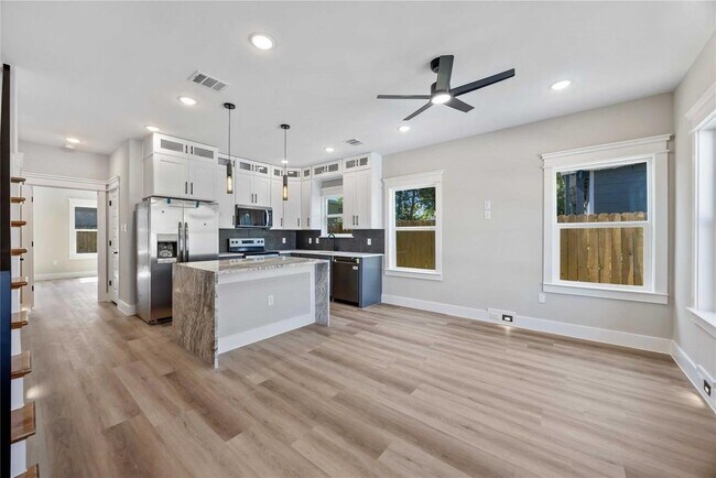 Building Photo - 4624 Mayflower St