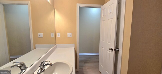 Building Photo - 11 Brookview Dr