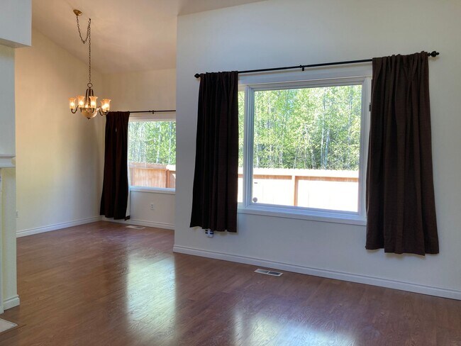 Building Photo - Well kept (3) Bed, (2.5) Bath in Eastridge...
