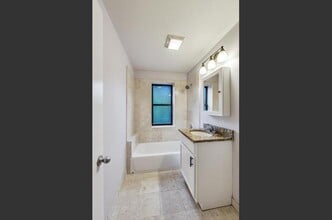 Building Photo - 1257 W Roscoe St