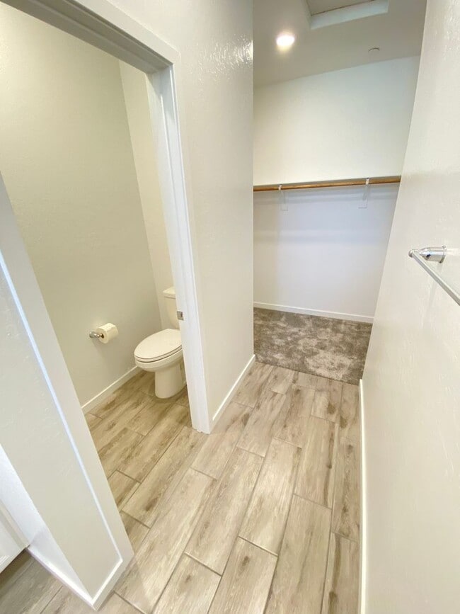 Building Photo - Gorgeous 2Bed/2.5Bath/2Car Townhome located in Gated Community in Henderson