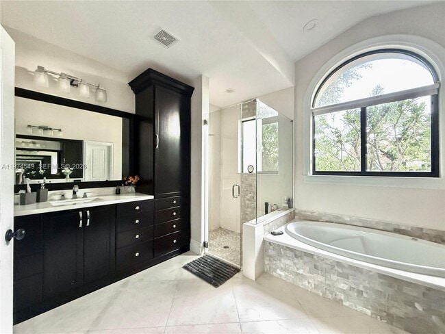 Building Photo - 400 Alexandra Cir