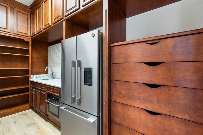 Building Photo - Luxury Rental Available