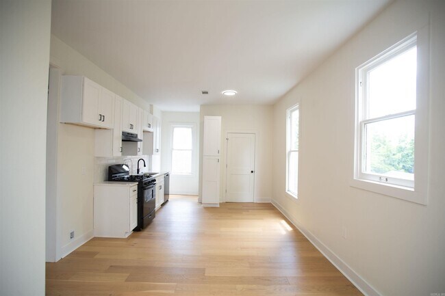 Building Photo - 1704 S Park St