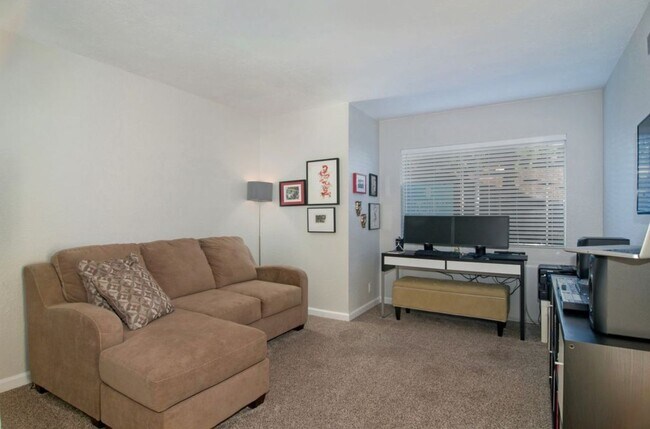 Building Photo - Spacious 2BR/2BA