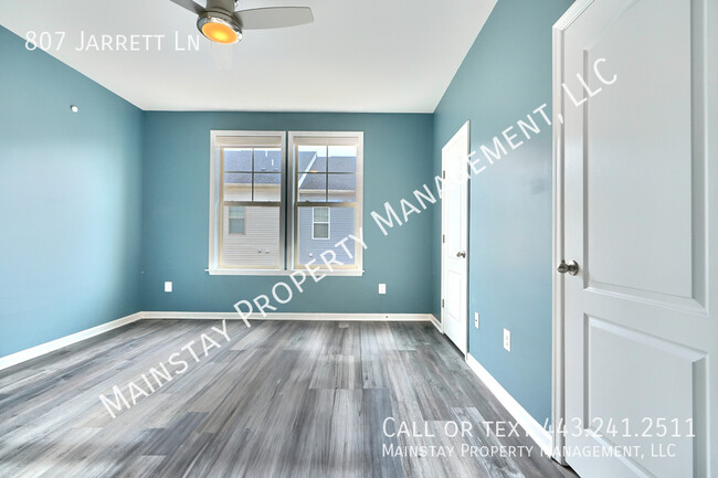 Building Photo - 3 Bedroom Luxury Townhome in Tanyard Cove!