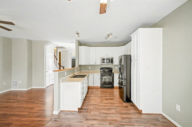 Building Photo - Move-in Special: $100 off of the first month's rent Spacious End-Unit 4 Bedroom Townhome for Rent...