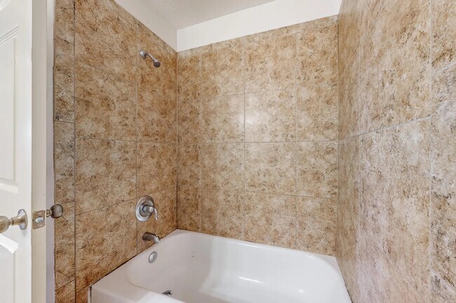 Building Photo - 6005 Fortuna Rd NW