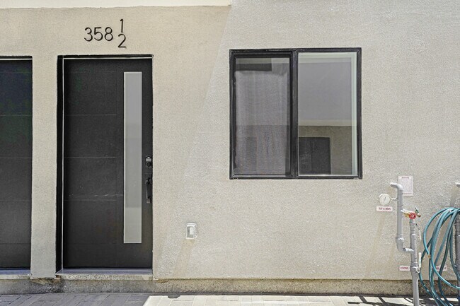 Building Photo - 358 N Chicago St