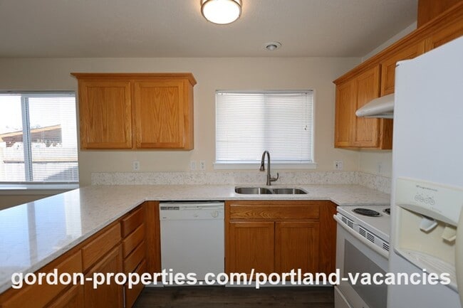 Building Photo - SE 121st Ave- 3 bedroom townhome with gas fireplace