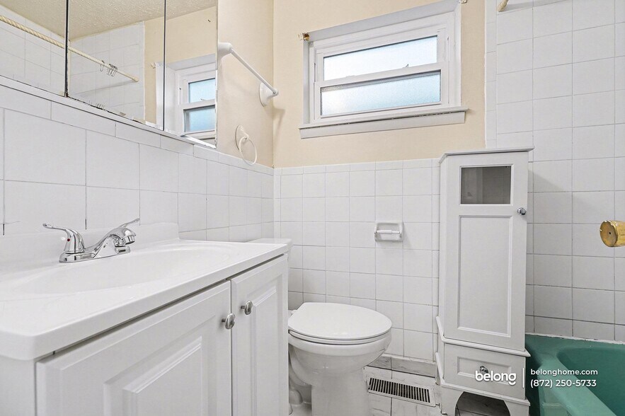 Building Photo - 1138 W 115th St