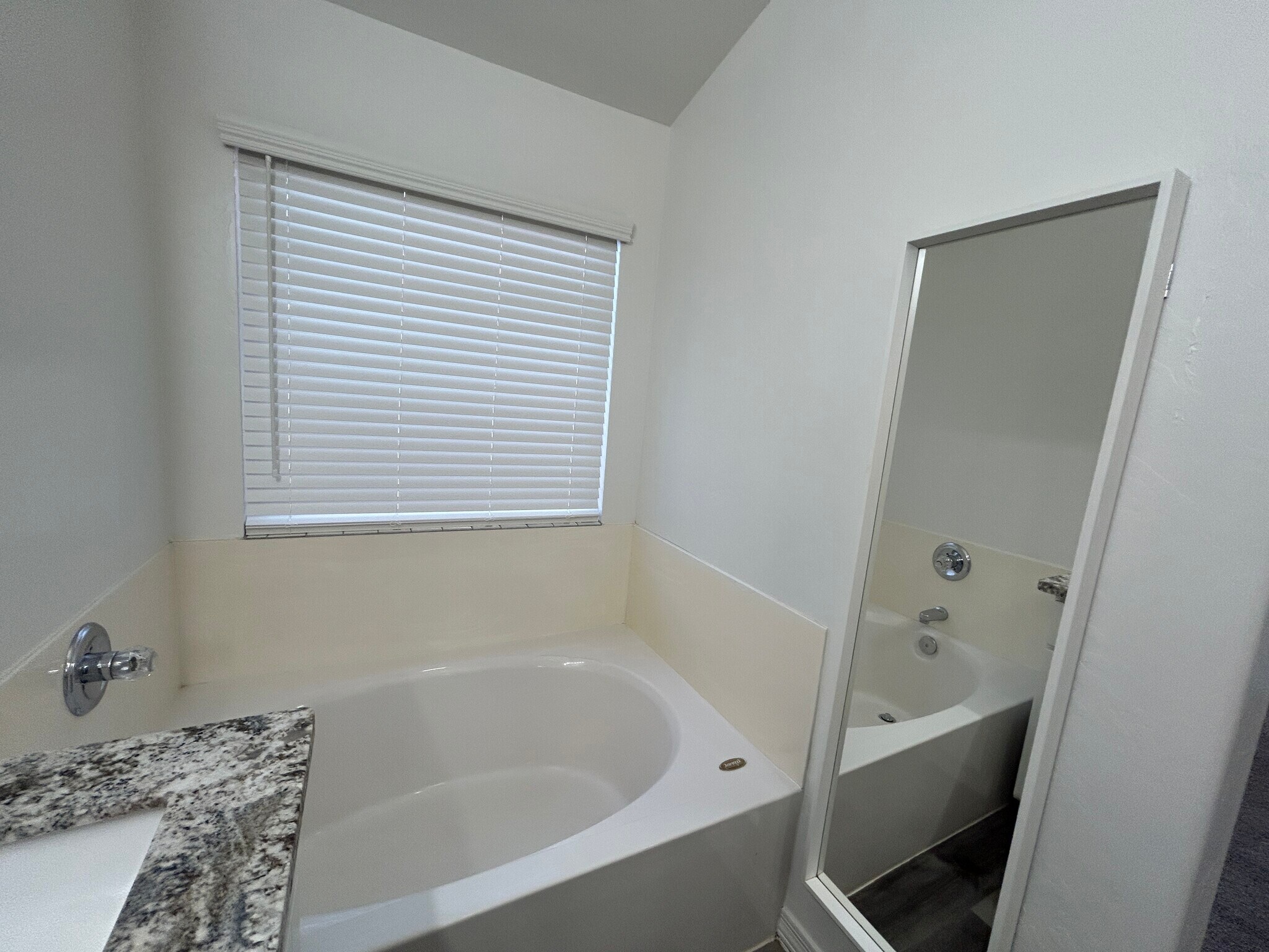 Building Photo - 1121 E Monona Dr