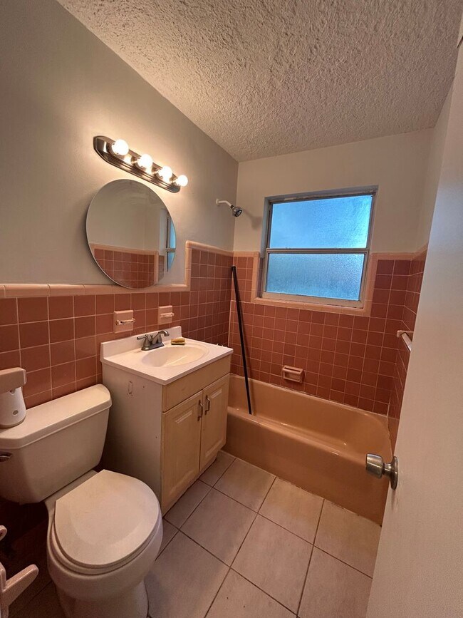 Building Photo - 760 Greenway Pl