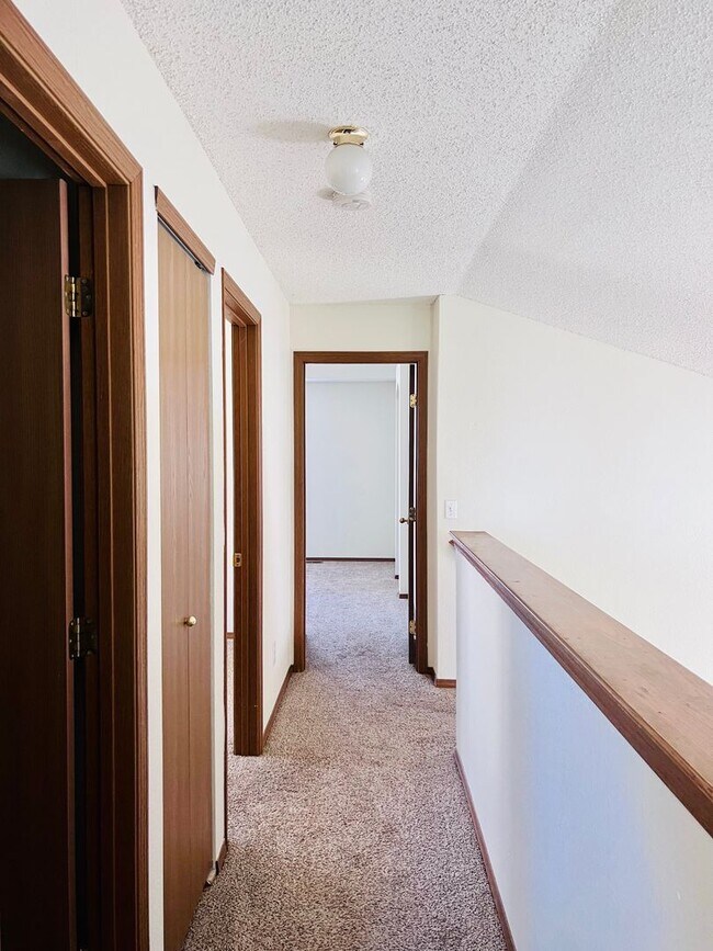 Building Photo - Single Family Home 3 bedroom 2.5 bath Unfi...