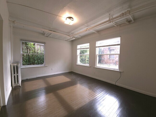 Building Photo - Price Reduced! Great Hill Location- 2 Bedr...