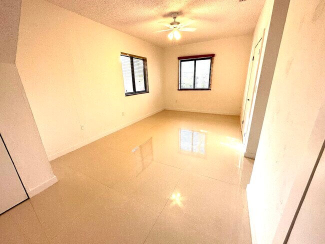 Building Photo - 1931 SW 17th Ct