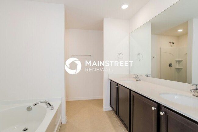 Building Photo - 4 Bedroom Pet-Friendly Home in Mascotte, F...