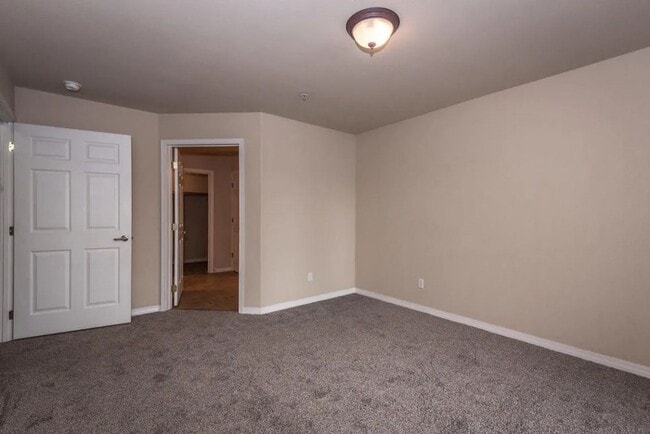 Building Photo - Spacious 3 Bed 2 Bath Condo